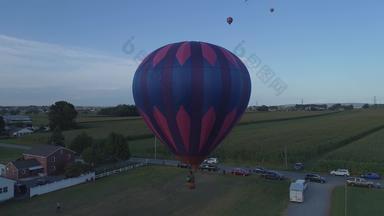 空中视图热空气气球浮动农场节日晚些时候下午阳光明媚的夏天一天